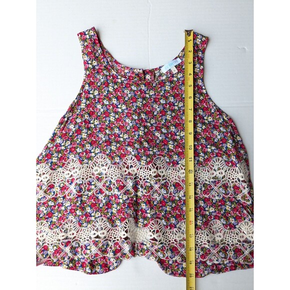 Jun & Ivy Floral Crochet Tank Top W/ Open, Flutter Back Size SZ Medium Crop - Picture 2 of 9